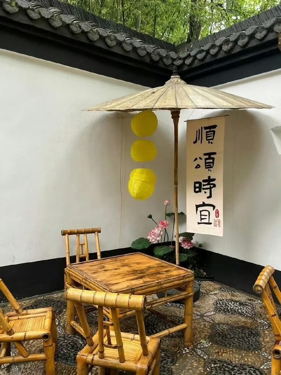 “八月主题：心里有知足 眼里有热爱 只记欢喜 不记忧愁 不问东西 随心而走.” 