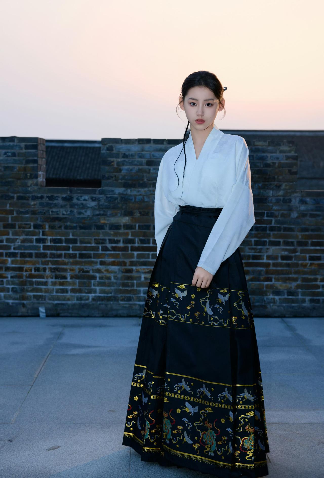 穿搭是简约大气的明制汉服造型，自带“清冷贵气”的古风氛围感！
 
素白交领上衣+