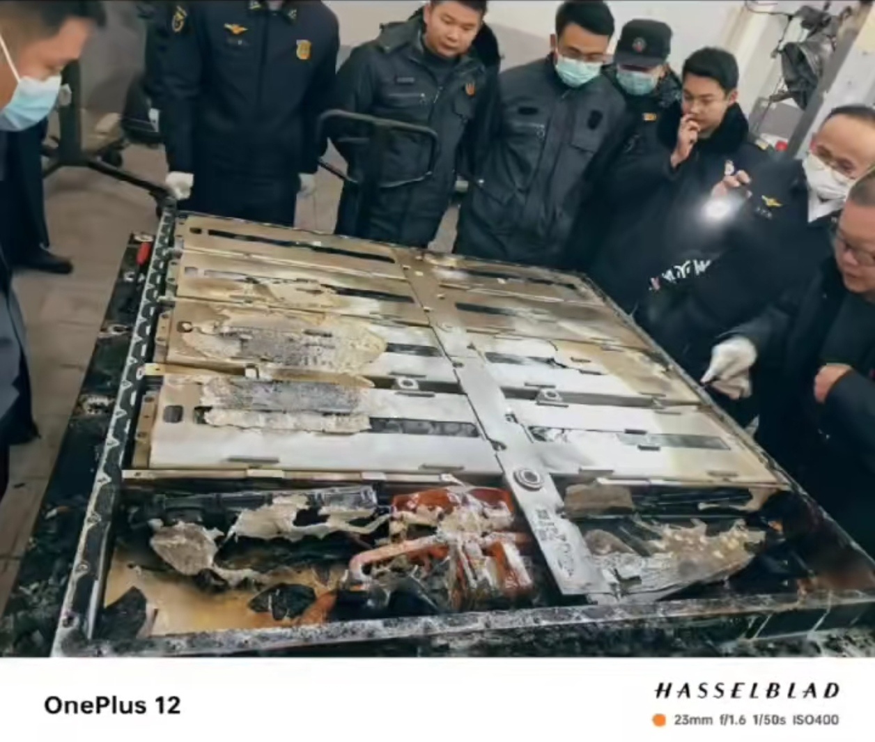 ID3被邻车引燃烧光但电池完好 这事真的给我看乐了，原本以为是ID3把邻车烧了，