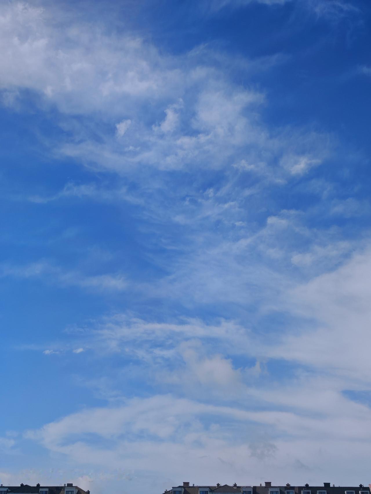 天空之城打卡成功！雨后天晴的天空简直绝了，蓝天白云美得不像话。
站在天空之城，抬