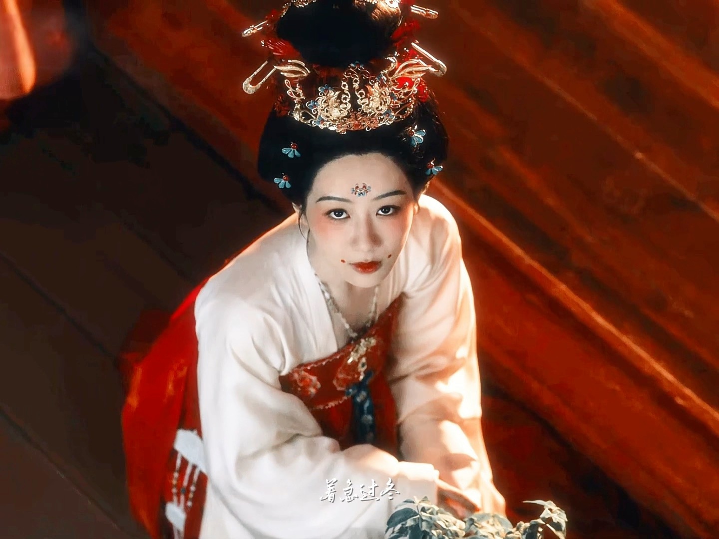 何惟芳这个抬头镜头美的呀  