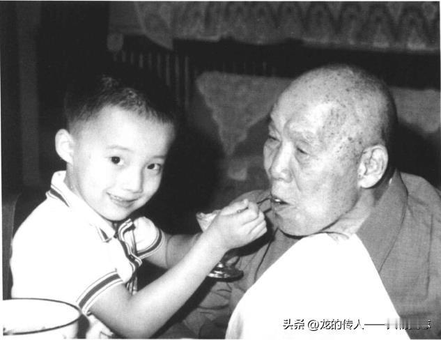 晚年病中的李达得享天伦之乐——彤妍之子李一飞给外公喂饭
