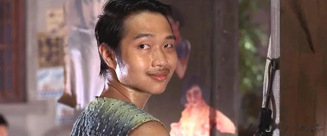 周星驰的《少林足球》在广州选演员，工厂打工仔“酱爆”何文辉去面试，周星驰问：“你