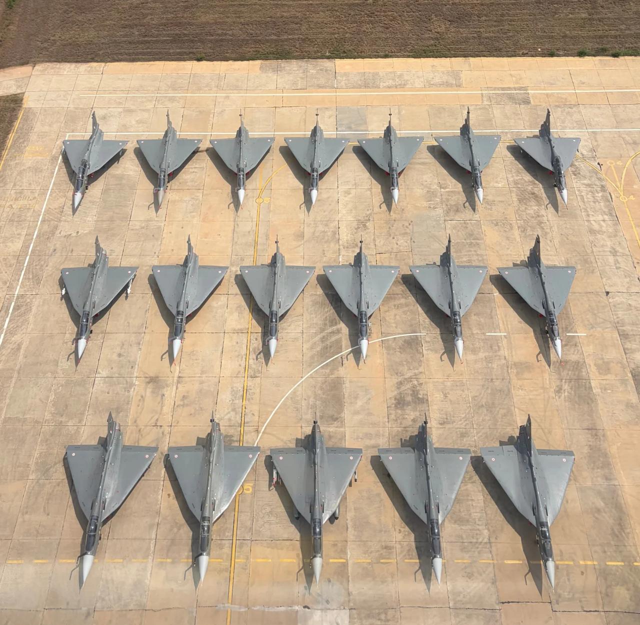 印度斯坦航空航天公司在其工厂展示了 18 架 “光辉”战斗机，其中 10 架根本