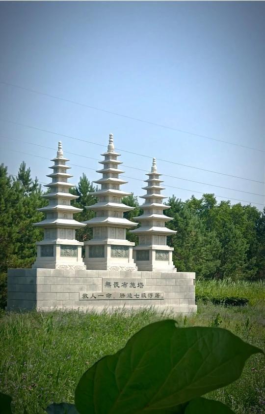 上联：山门不锁，云常在，
下联：释法无遮，水润身。