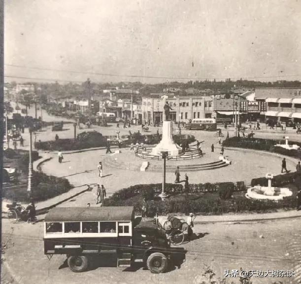 1940年代的南京新街口广场。
照片中央，孙中山先生的铜像端端正正地坐着，这可是