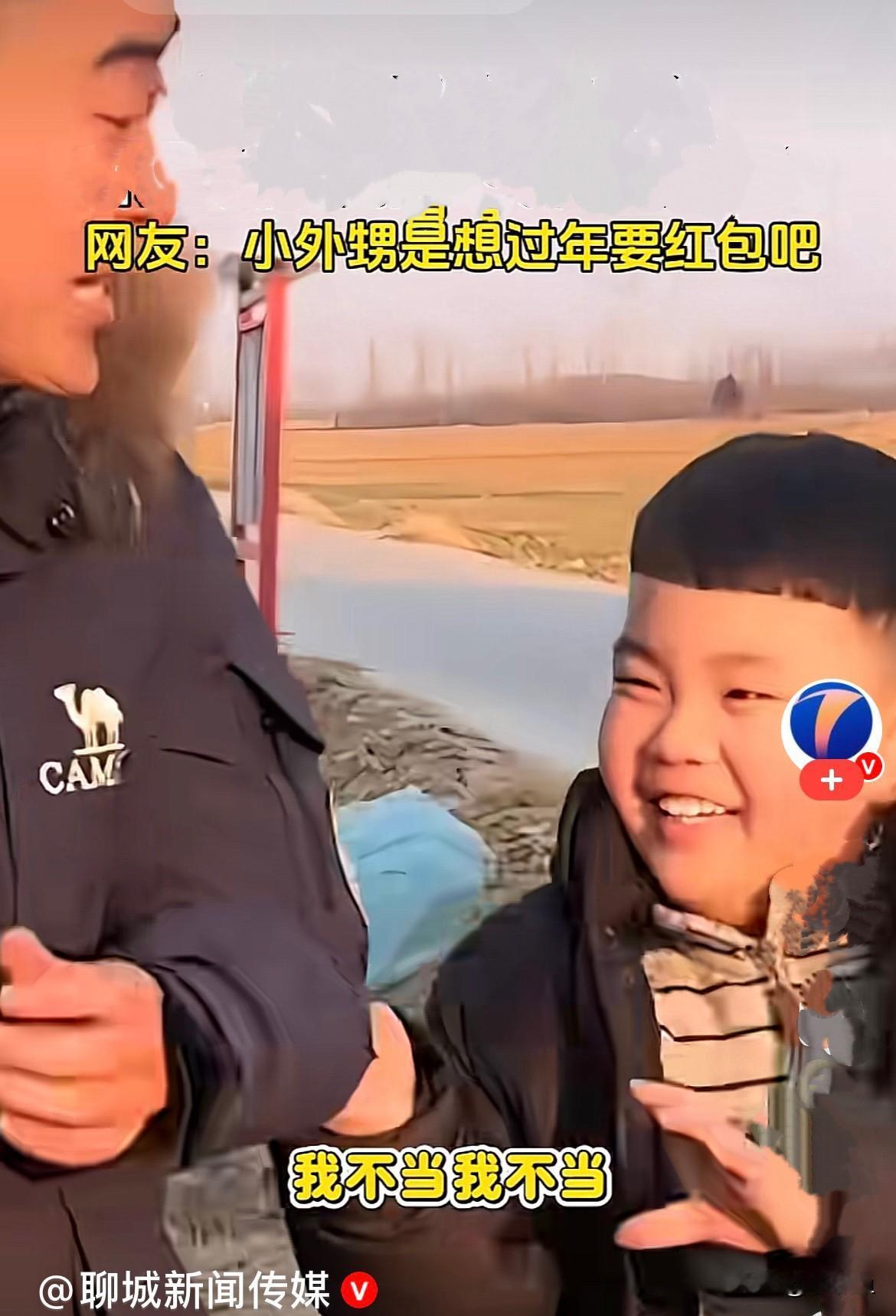 近日，山东一漂亮女子骑着电动车带着小外甥，看见村里几个小伙和他们打招呼，小外甥马