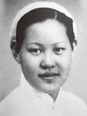 1939年，一位身高一米七、身材壮硕、嗓音粗重的马来西亚女华侨李月美穿上弟弟的衣