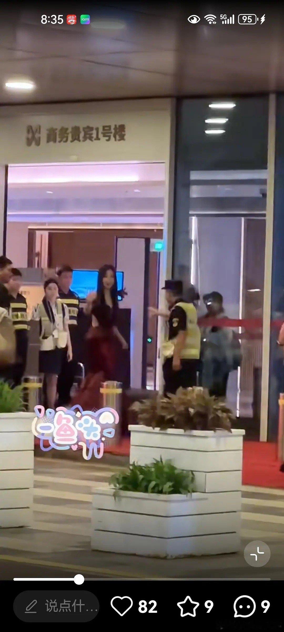 虞书欣居然都没换礼服直奔机场了[闭嘴] ​​​