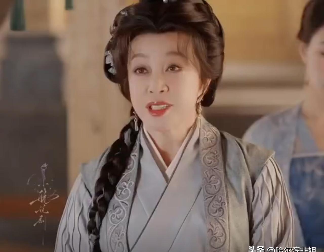 75岁演少女还拍吻戏，不是敬业，是视觉霸凌。
你看到的是重度磨皮下粉嫩的腮红和刻