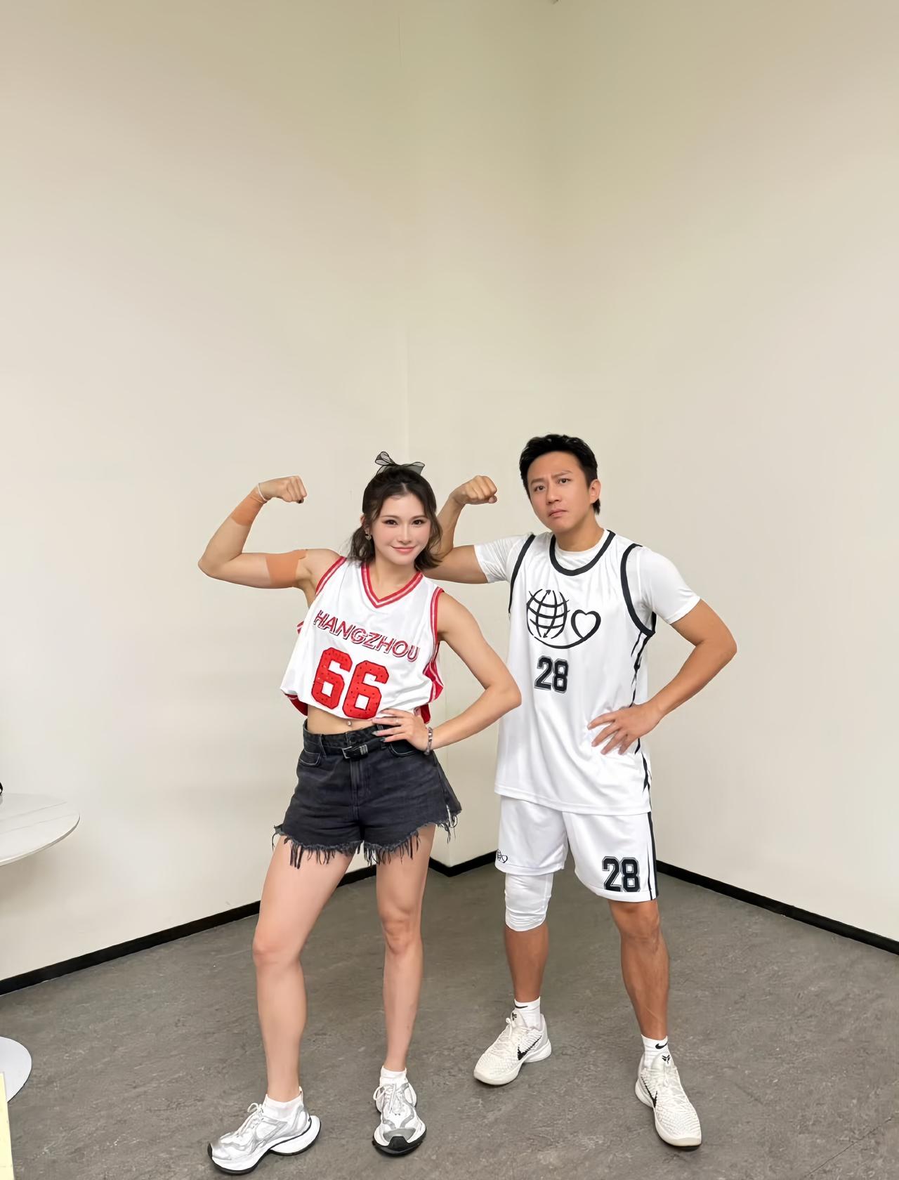 昨晚，邓超与吴艳妮参加第十三届姚基金慈善赛，两人幕后合影的画面。

吴艳妮客串拉