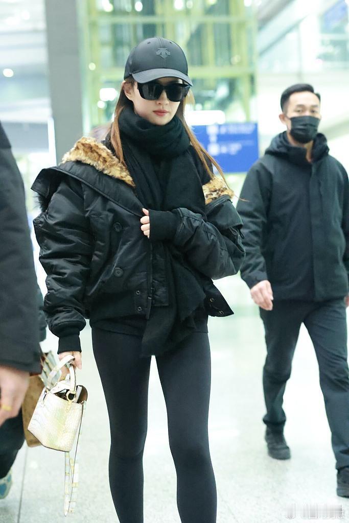 刘亦菲气质太绝，毛领外套搭紧身裤，简约穿搭尽显高级感！ 
