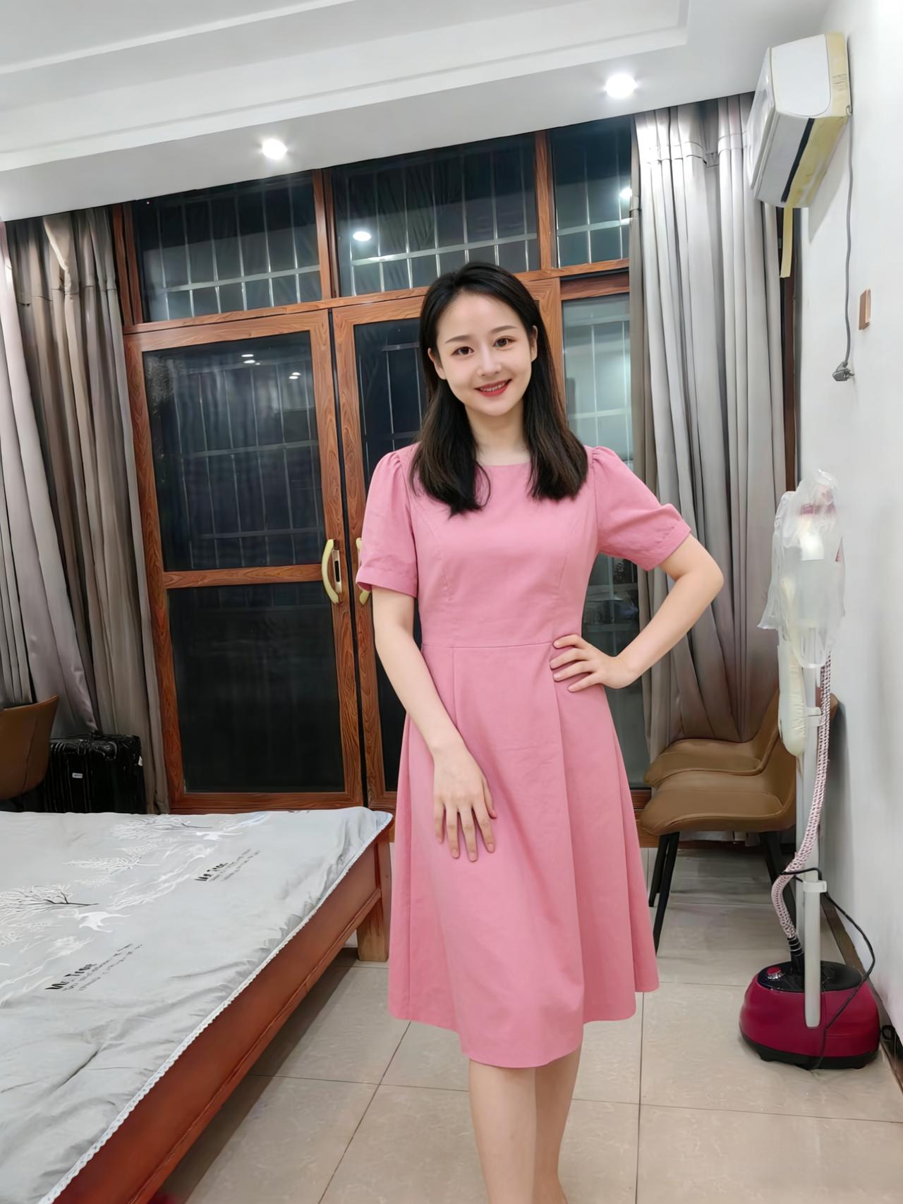 粉裙染夜暖，笑靥绽芳春。
一室寻常景，因伊胜画新。