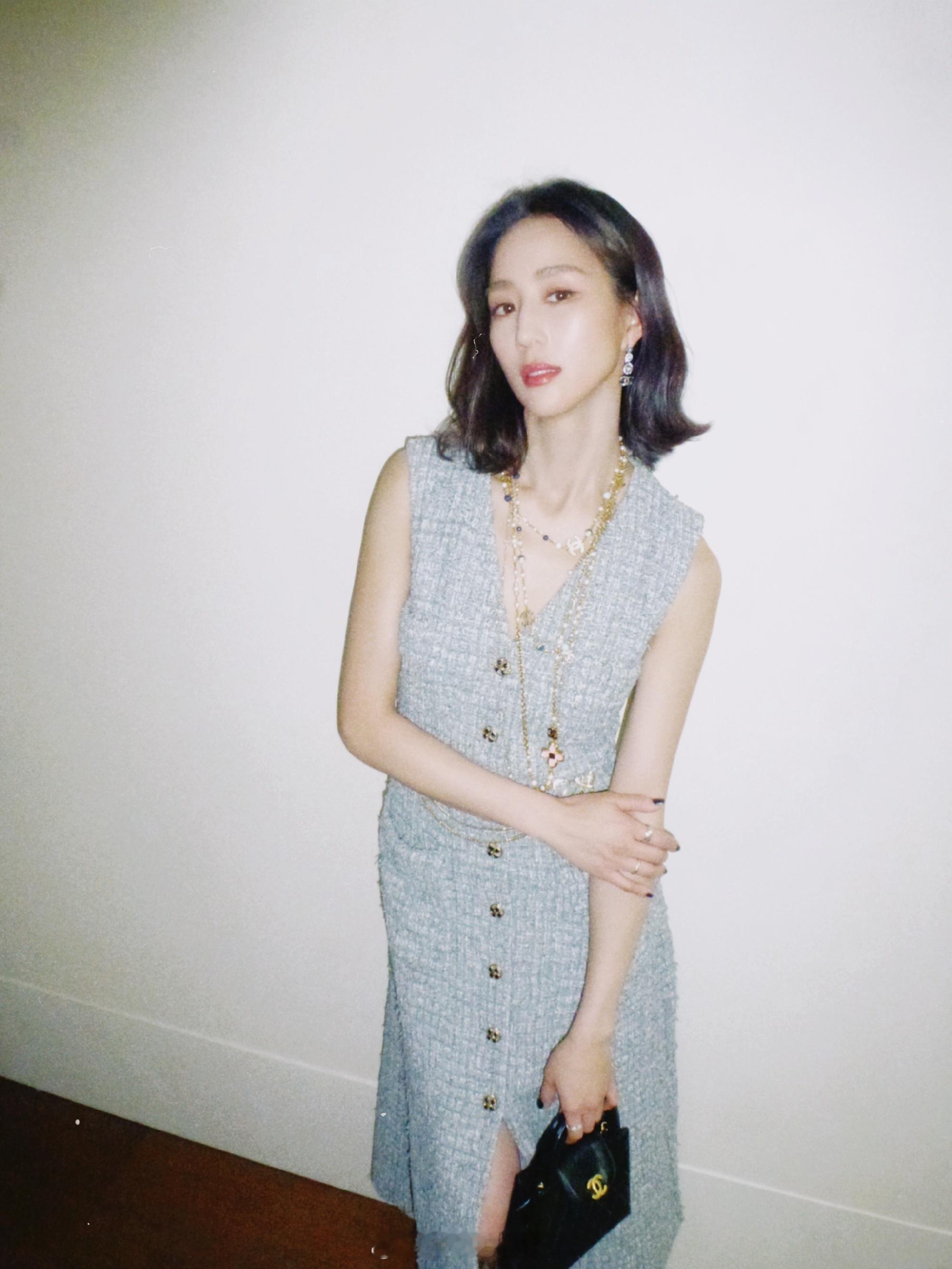 张钧甯小香风穿搭优雅明媚 