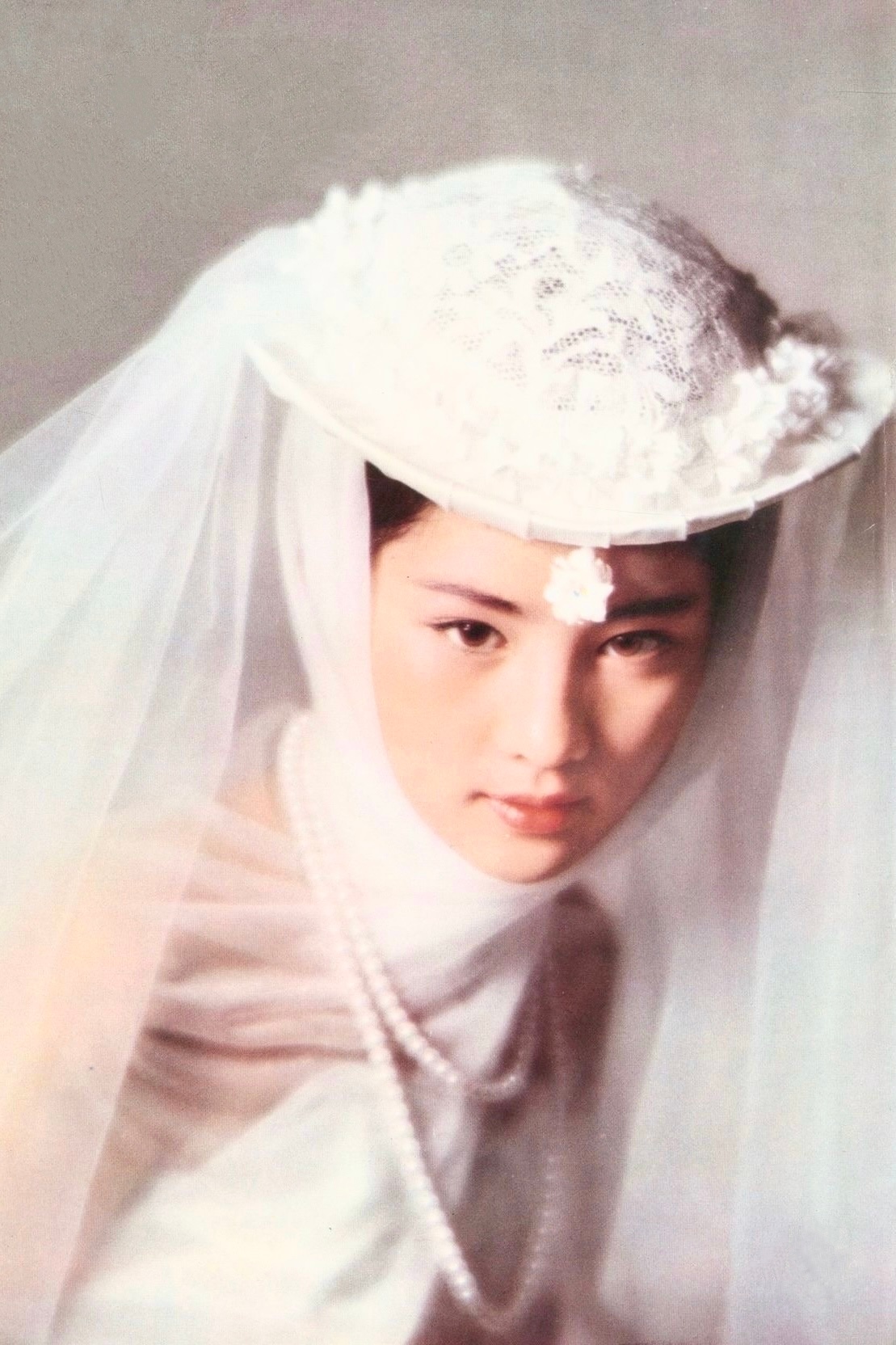 1961年，十六岁的吉永小百合，登上《花椿》杂志封面的一幅写真。 