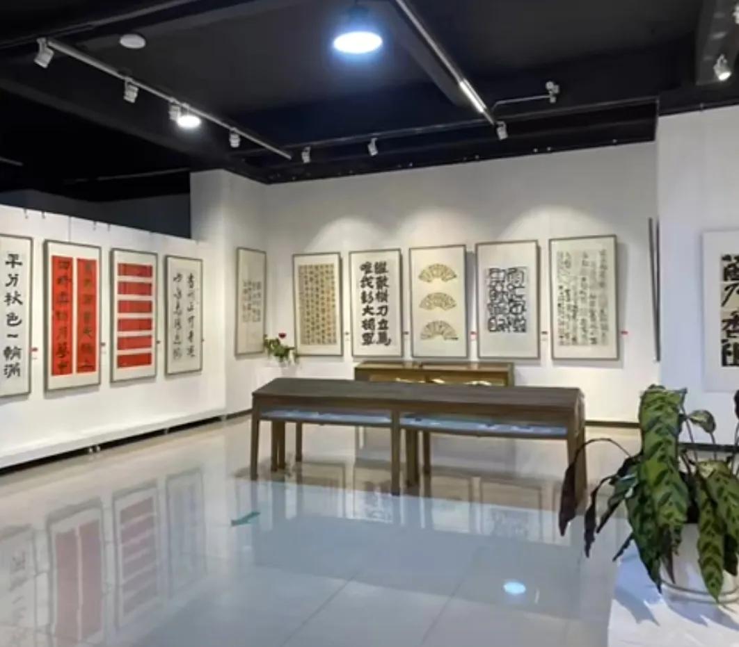 由著名书法篆刻家、中央美术学院教授王镛先生题写展名的“通会之迹 —— 荣宝斋书法