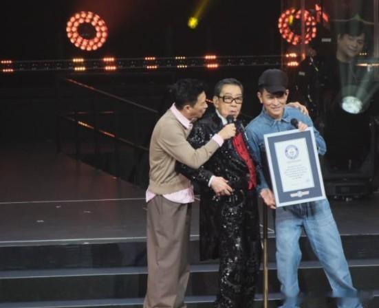 94岁歌手开演唱会，5小时全开麦唱跳，刘德华、张学友等人还到场助阵，排面真的太气