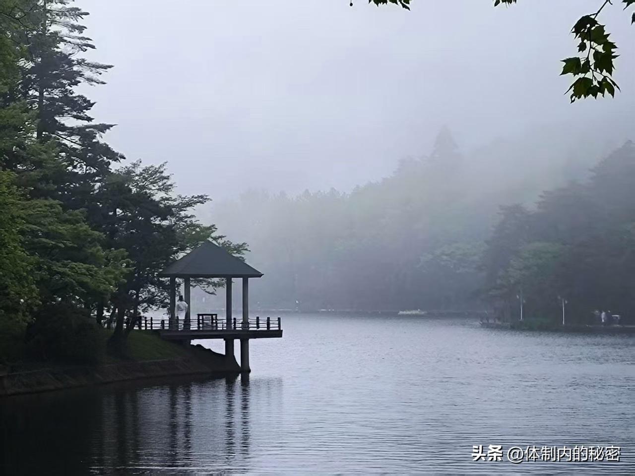 东方红，太阳升
这六个字一出来，大家都知道是谁了。