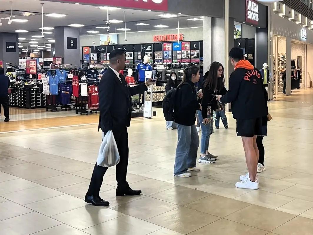 有网友在日本冲绳偶遇陈建州，他本人真的好高好壮！这体格做篮球运动员真的是天赋，不