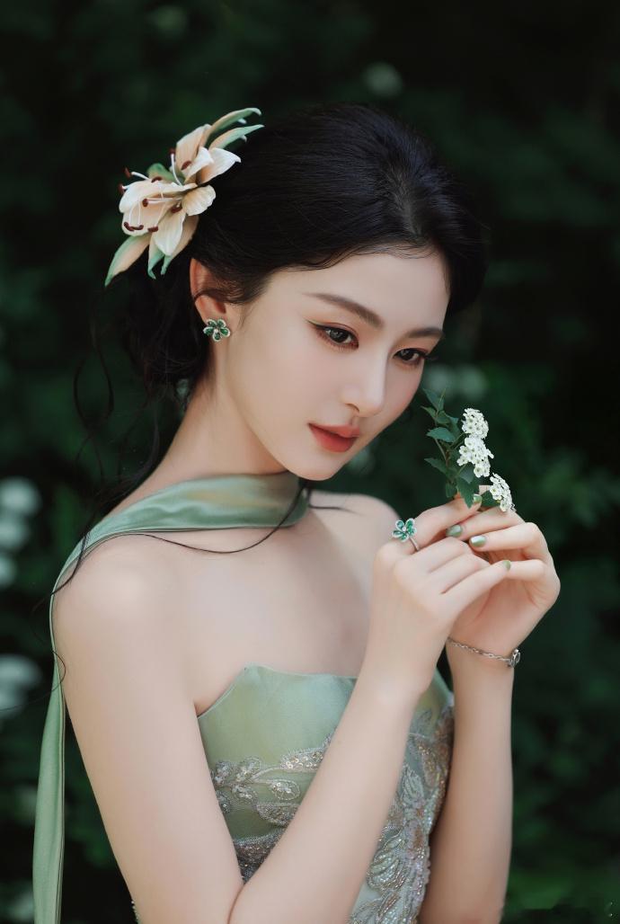 赵晴花精灵赵晴清冷感花仙子 赵晴清冷感花仙子，在这个春天降临在了我的心里，这张脸