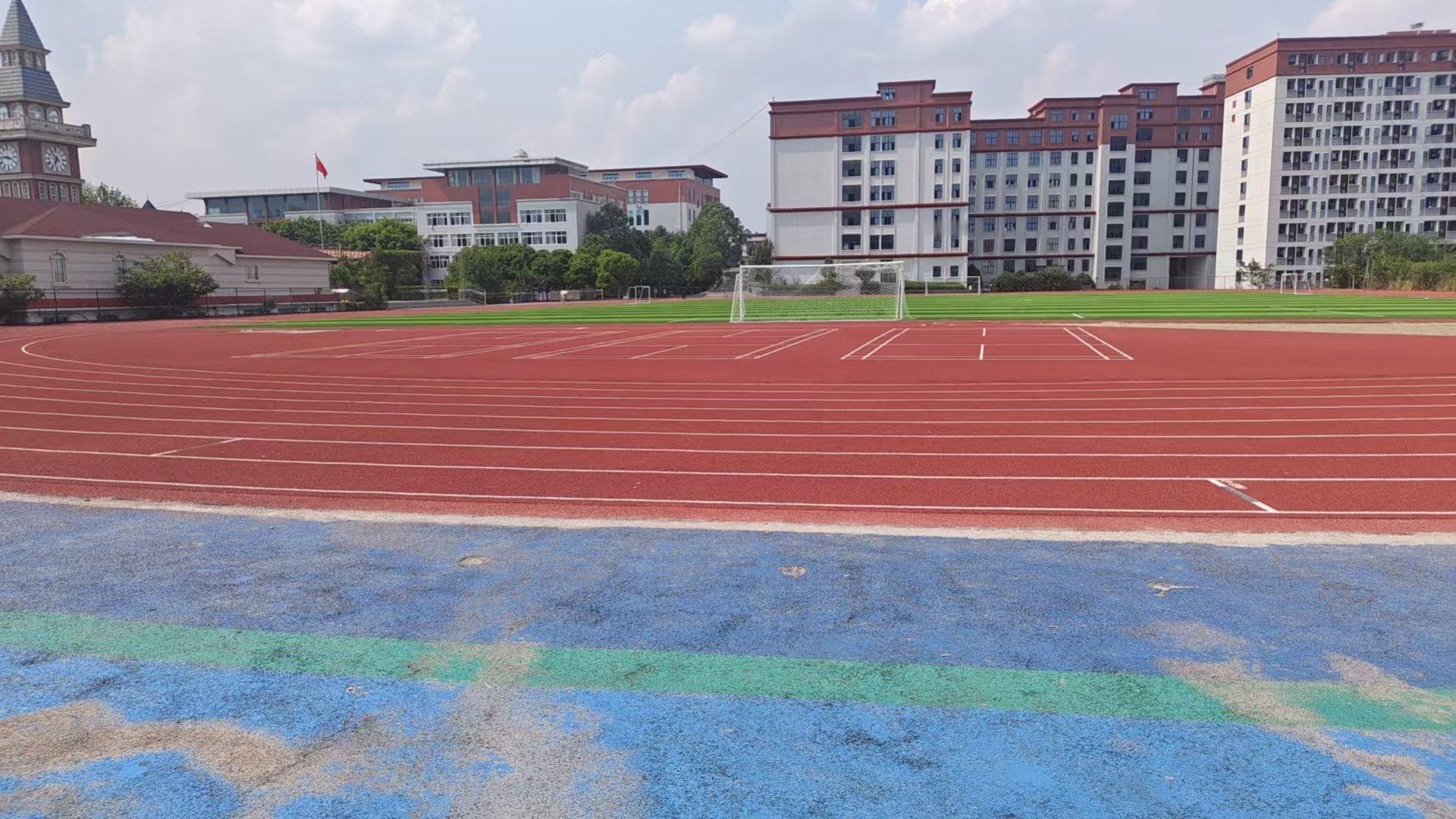 学校操场感觉沾沾的 ​​​