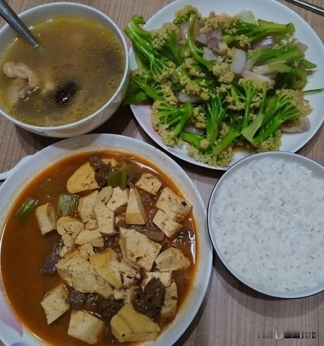 #说说你的拿手好菜是什么#我的拿手好菜，太多了。红烧肉，红烧排骨，红烧大肠，红烧