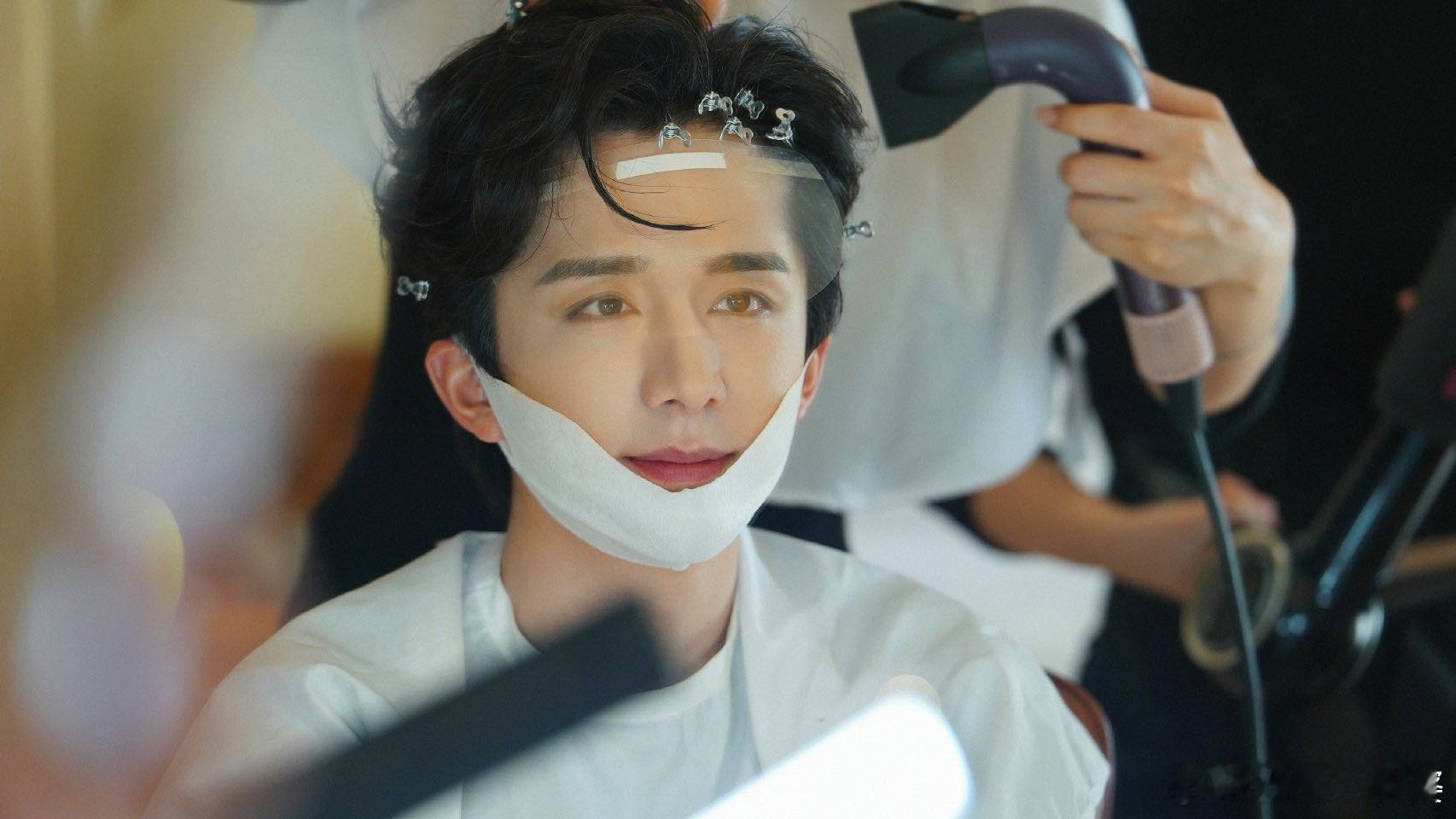 张新成飞驰人生3路演实时健身 张新成在路演现场进行波比跳，动作连贯又迅速，像一阵