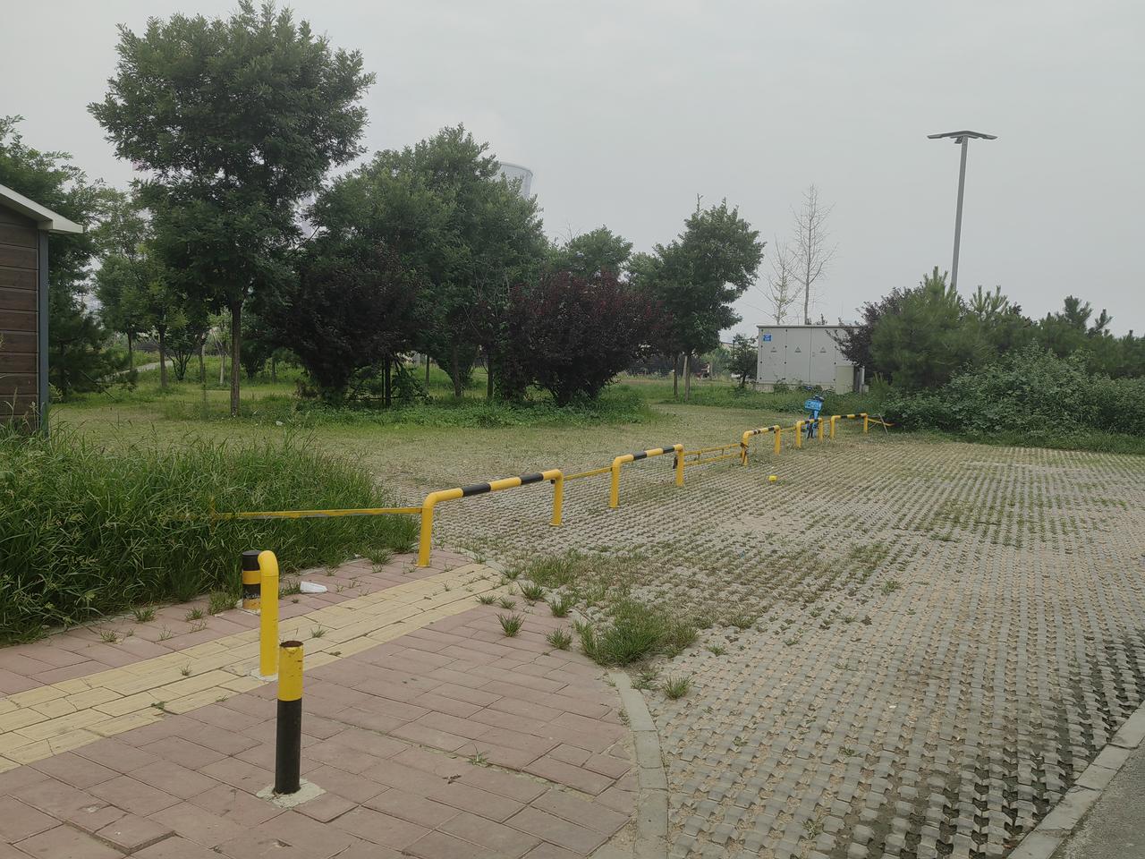 为什么好好的停车场不让用了，建这个不就是为了人们方便停车的吗？马路便道上可以停，
