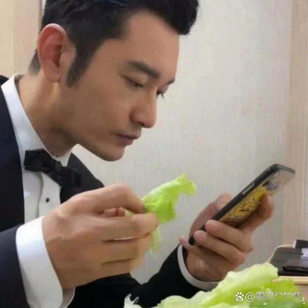 黄晓明挣那么多钱干嘛，天天就吃青菜喝青菜汁。 ​​​