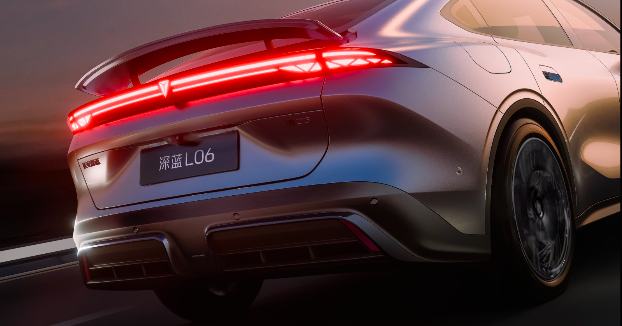 工作室小伙伴年底想换车，问我有什么推荐，对比一圈感觉深蓝L06很适合他：尾翼和贯