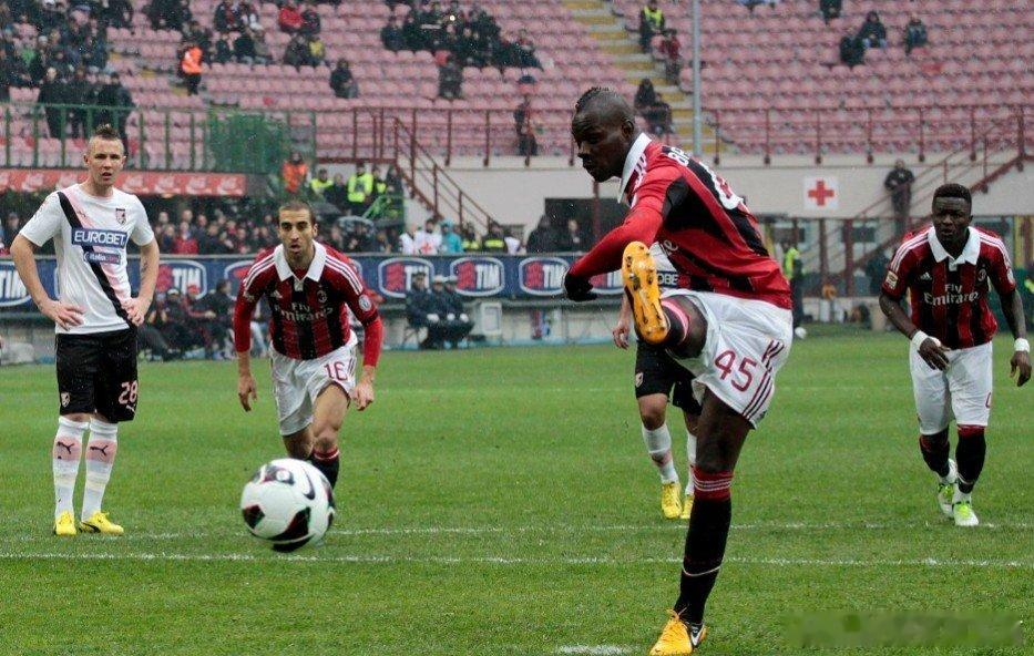 【意甲-巴洛特利造点梅开2度 AC米兰2-0主场10连胜】北京时间3月17日22