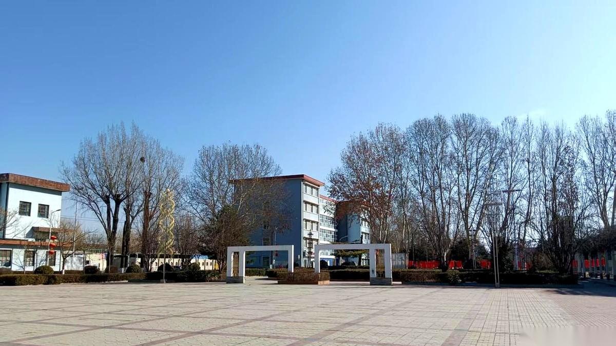 退休了，听我句劝，第一件事，先把你的钱袋子死死捂住。
谁也别给，尤其是你的亲儿子