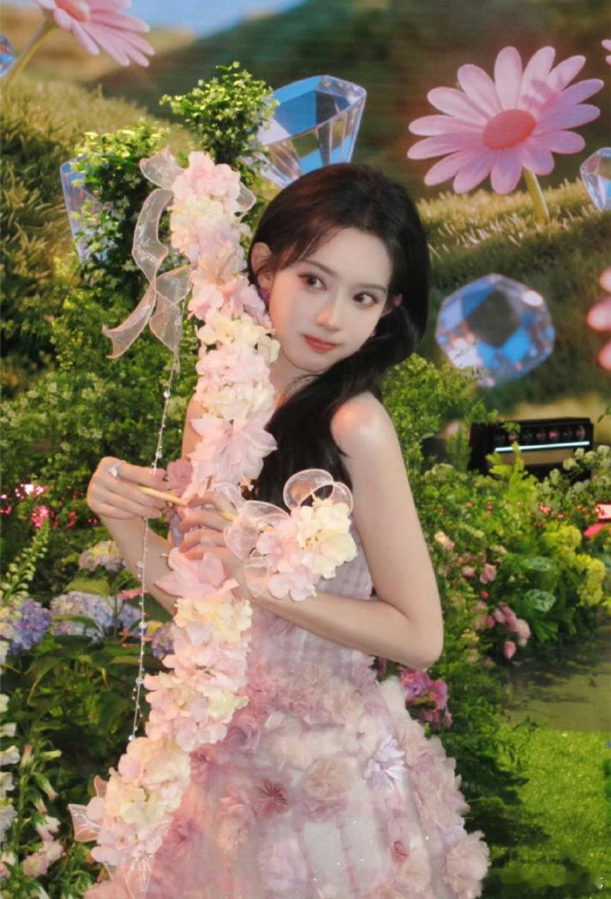 孟子义何与撑伞撒花瓣 听说为了安慰孟子义特意准备鲜花舞台，搭配双人撑伞撒花，温柔