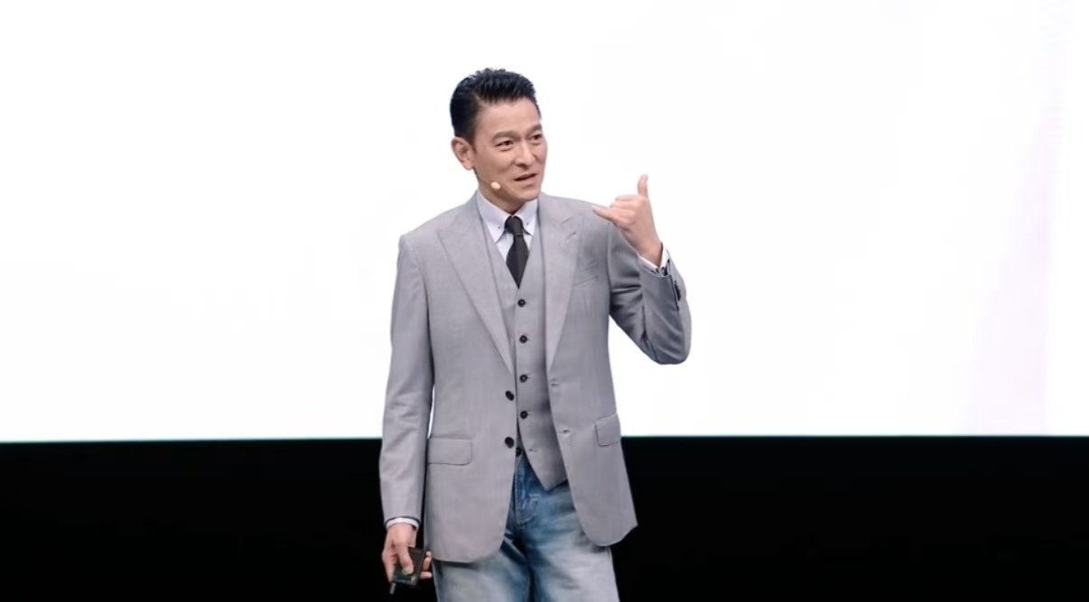 刘德华一如既往的帅气且绅士刘德华西装搭配牛仔裤 这身打扮很显年轻态，西装的稳重加