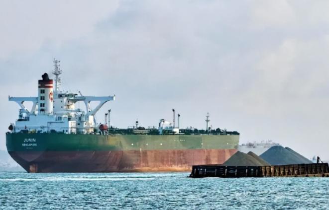 两艘中国油轮，正驶向美军的封锁线。美国敢不敢扣？全世界都在屏息关注！

在加勒比