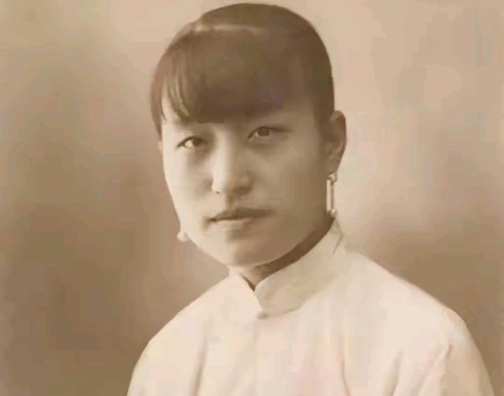 抗战时期重庆曝出秘事，女秘书道出内情，宋美龄听完脊背发凉？
 
回望民国近代史，