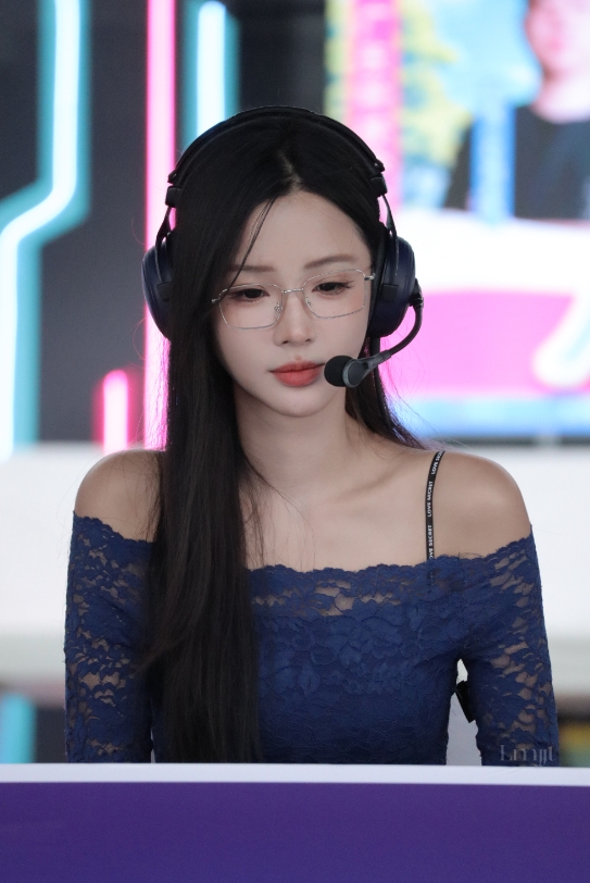 KGL解说诗诗晒照：果然眼镜才是本体！