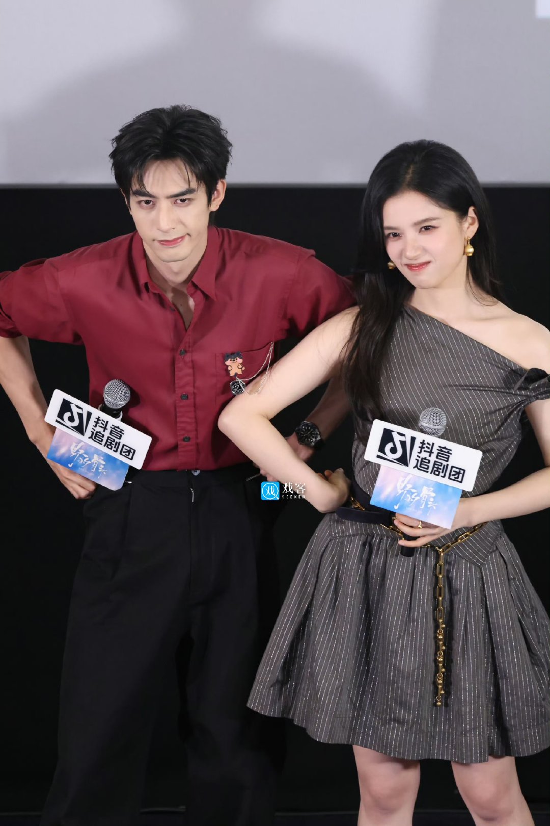 宋威龙张婧仪第二套 宋威龙张婧仪追剧团第二套哇哦！谁被这套造型狠狠惊艳。宋威龙一