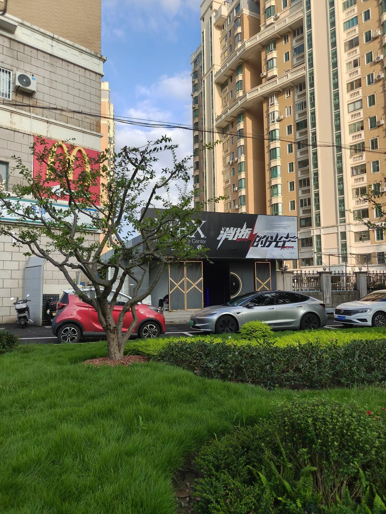 路过以前上班的地方，
没几年变化好大…[捂脸]