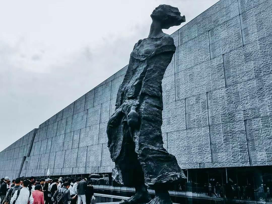 这是一段不可以被望掉的历史。1937年8月13日，日军开始大举进攻上海。在占领上