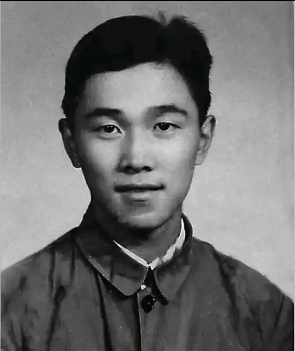 抗战时，一汉奸夜审地下党，拷打一半时忽发现，对方竟是自家亲戚。

1939年11