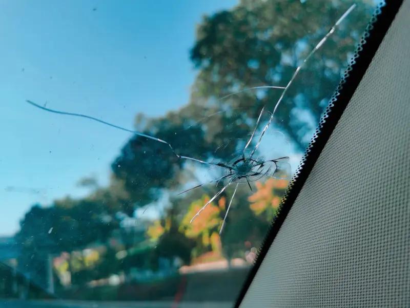 近日，“别克全网寻找高速上挡风破碎私家车”这事在网上火了。跑高速时挡风玻璃突然碎