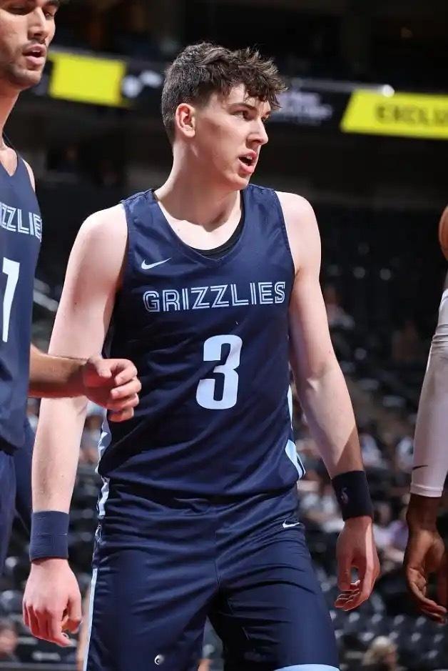 灰熊旧将拉拉维亚和斯玛特在隔壁湖人这赛季打的真好，属实令人羡慕～今天是夯夯维亚湖