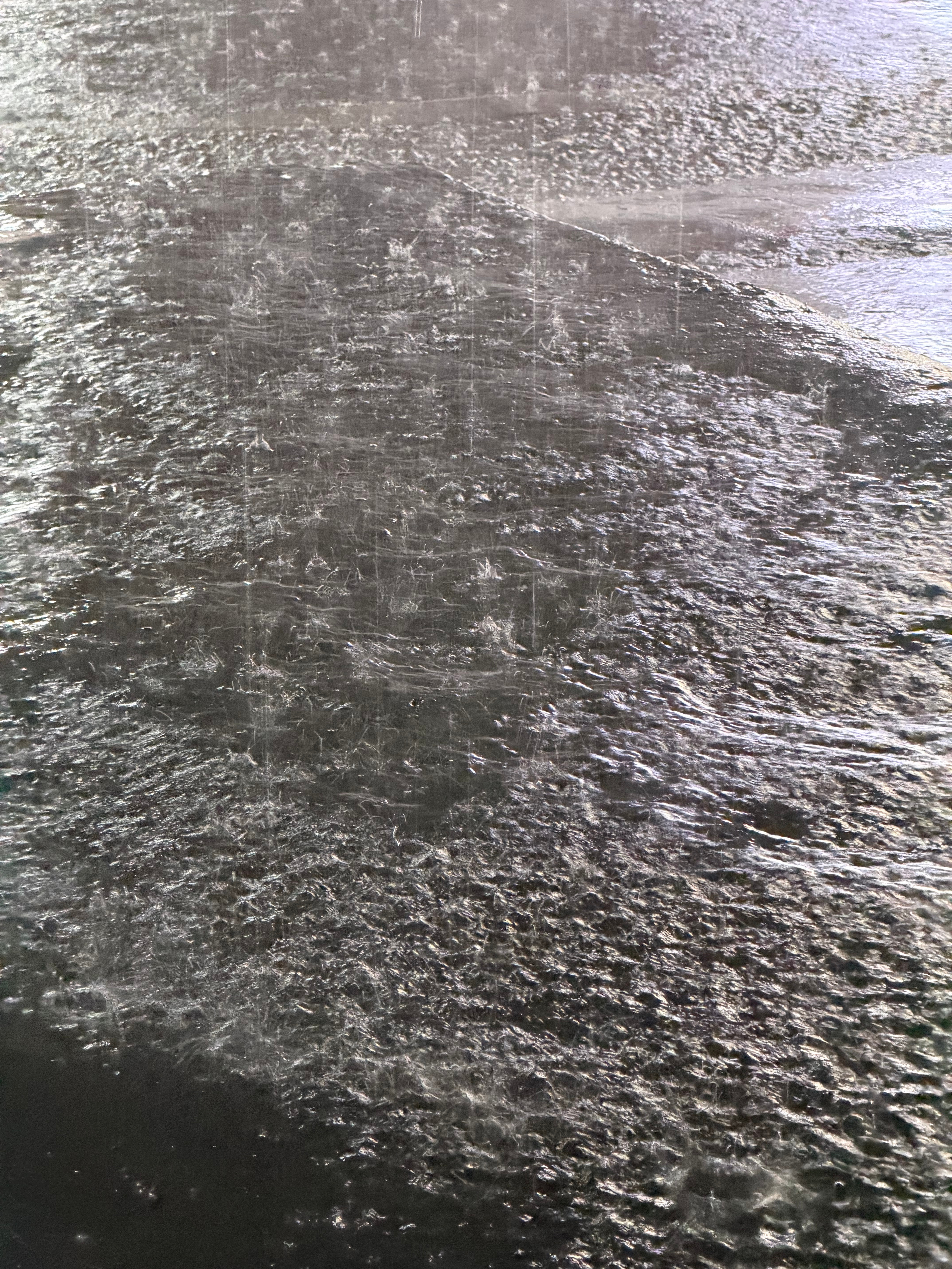 有病吗广州这雨，现在搁着下瀑布呢。 