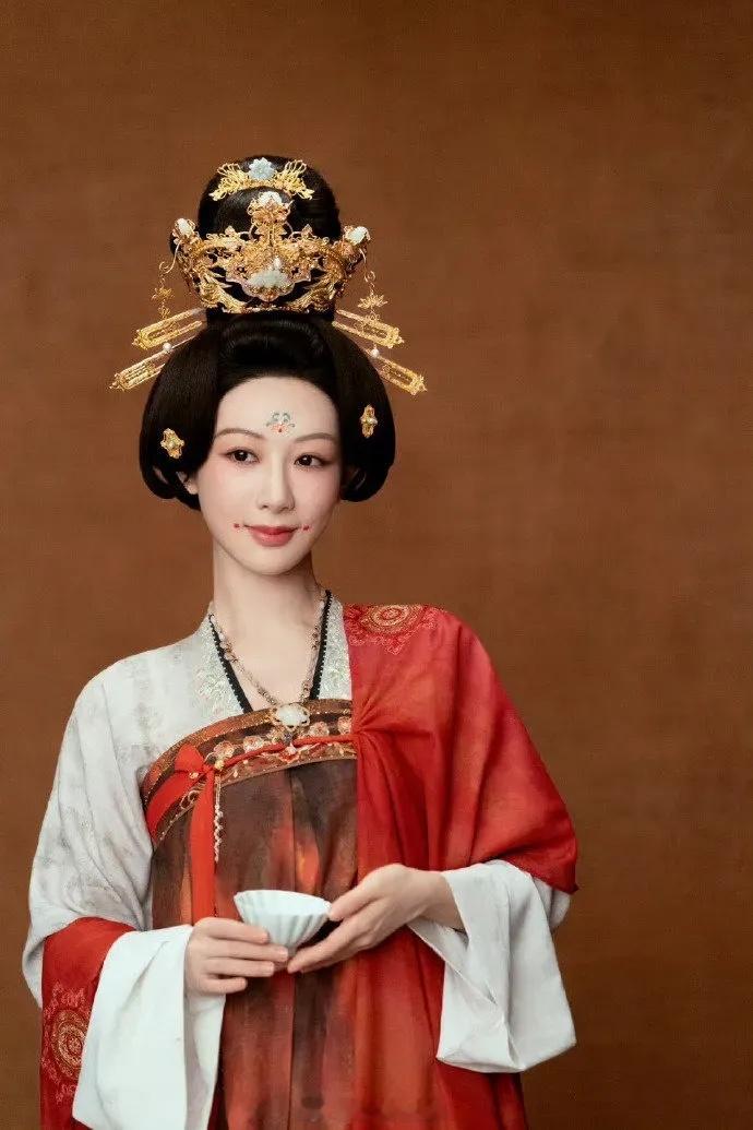 杨紫 小女子不才也会点英语 杨紫又携佳作来袭！这次在《国色芳华》中，她化身百花匠