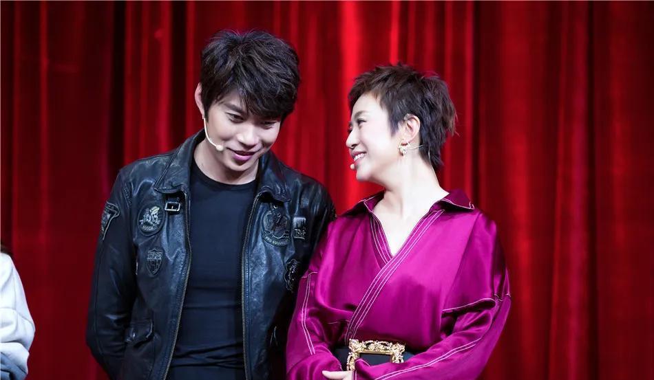 深夜剧团小厨房，艾伦把锅铲往案上一墩：话剧情侣，生活中凭啥不行？
沈腾就靠在门框