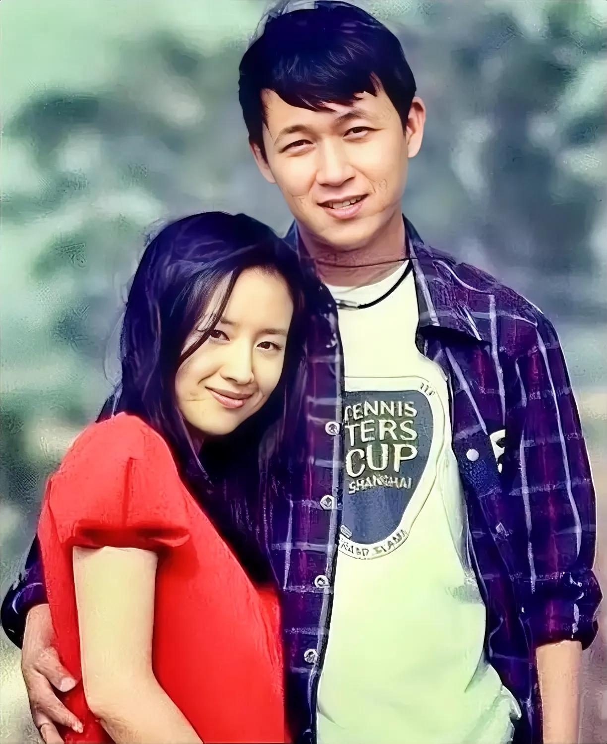 曾经的他们多幸福！
董洁，潘粤明。
婚姻的小船或直线向前，或跌宕起伏，需要两人共