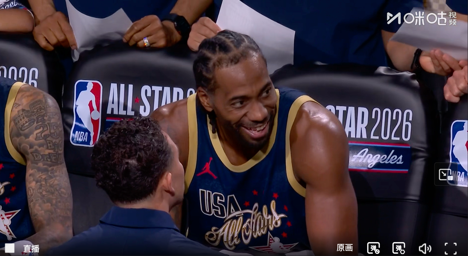 抓到一个笑了的小卡！！！小卡不会在主场拿MVP吧！2026NBA全明星巴恩斯全明