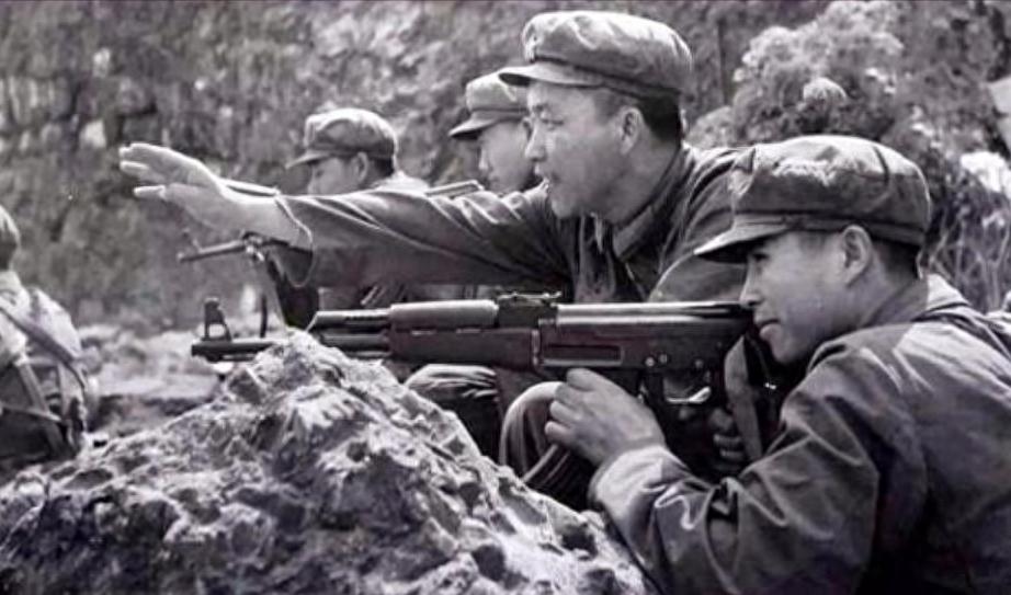 1984年，见习参谋黄登平在站岗时，突然发现大雾中好像有人影在活动，他悄摸过去，