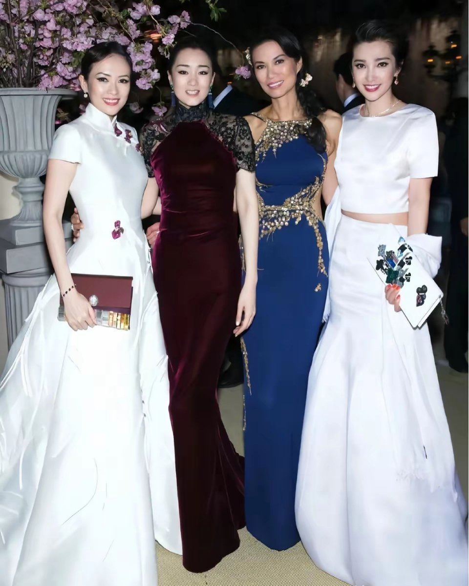 以前总觉得巩俐是女演员当中最有气场的人，可当她站在邓文迪身边时，瞬间就被秒了。 